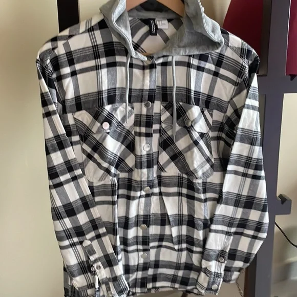 Gorgeous H&M plaid shirt with hoodie - Picture 5 of 8